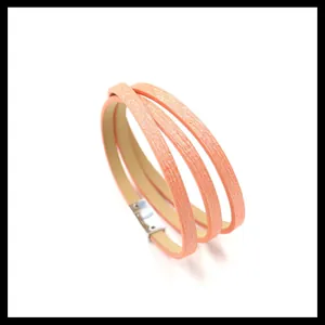Detalle de la pulsera multicapa de cuero PU con purpurina naranja coral y cierre plateado