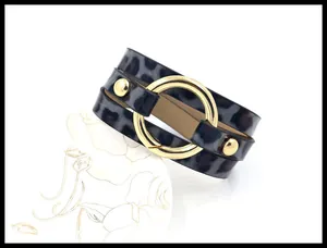 Detailaufnahme von Leopard-Print Lederarmband mit runder goldener Metallschnalle