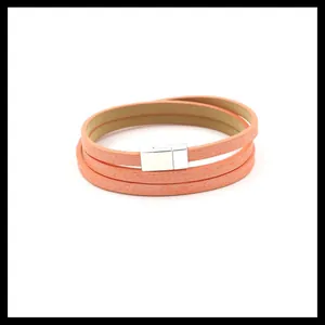 Detalle de pulsera envolvente de cuero PU naranja brillante con cierre magnético plata