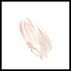 Detalle de pulsera de cuero rosa multicapa con purpurina y cierre magnético plateado