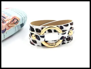 Detail eines Wickelarmband mit Leopardenmuster und einem großen goldenen Metallring