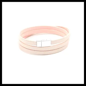 Detalle de la pulsera multicapa de cuero PU rosa brillante con cierre magnético de metal
