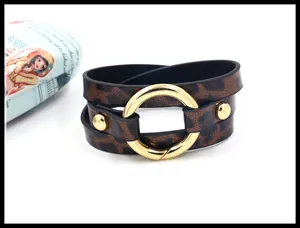 Detailansicht eines Wickelarmbands mit Leopardenmuster und großem goldfarbenem Ring