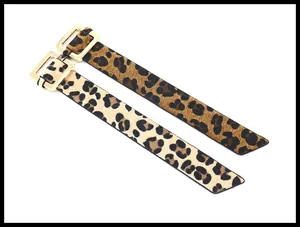 Detalle de las pulseras de cuero PU con estampado de leopardo y hebillas doradas