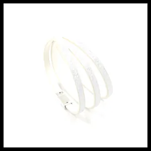 Detalle de pulsera de cuero PU blanco multicapa con tiras de purpurina y cierre magnético de plata
