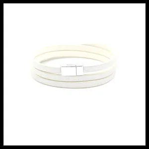 Detalle de pulsera multicapa de cuero PU blanco con purpurina y hebilla plateada