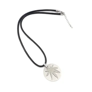 Pendentif feuille d'érable en acier inoxydable bicolore avec cordon noir tressé