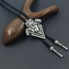 Nahaufnahme der Retro-Bolo-Krawatte mit Adler- und Totenkopf-Motiv und schwarzer Kordel