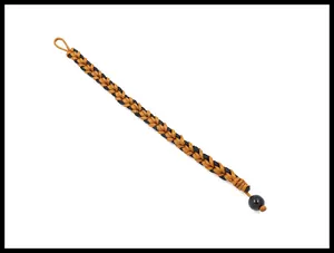 Detail van tweekleurige gevlochten armband met ronde kraalsluiting op witte achtergrond