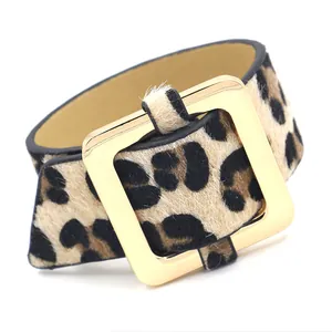 Brazalete ancho para mujer con estampado de leopardo y hebilla dorada pulida