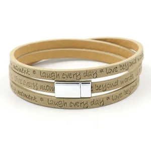 Meerlaagse leren wikkelarmband in beige met inspirerende tekst en magnetische sluiting