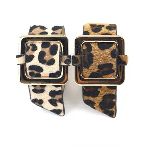 Brazalete ancho de piel sintética con estampado de leopardo y hebilla dorada de espejo