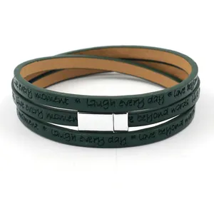 Meerlaagse donkergroene leren wikkelarmband met gegraveerde citaten en metalen magneetsluiting