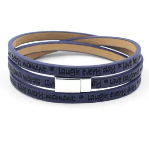 Gelaagde marineblauwe leren wikkelarmband met gegraveerde teksten en magneetsluiting
