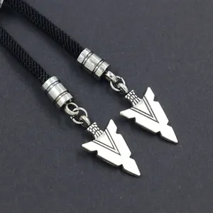 Cravate bolo vintage en argent avec cordon tressé noir et pendentifs en forme de flèche