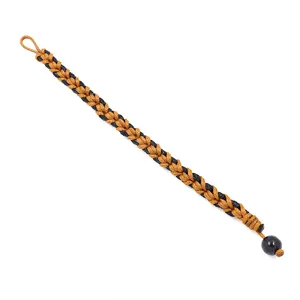 Handgemaakte gevlochten armband in geel en zwart met een mooie kraalsluiting