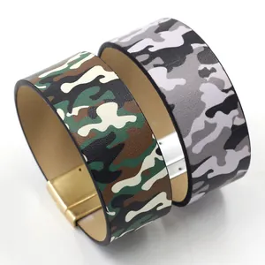 Bracciali larghi in pelle PU mimetica con fibbie magnetiche dorate in verde e grigio