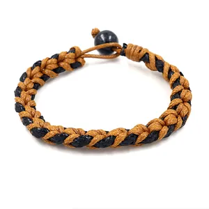 Handgemaakte gevlochten armband in zwart en bruin met een ronde kraalsluiting