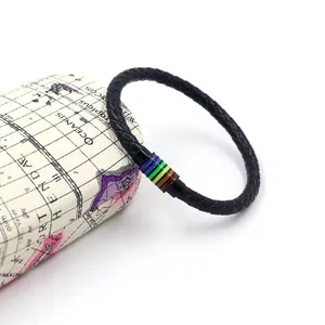 Bracciale in pelle nera intrecciata con chiusura magnetica arcobaleno in titanio