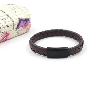 Bracelet tressé en cuir marron avec fermoir magnétique noir sur un fond blanc pur