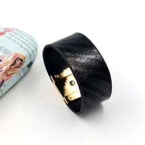 Brede zwart PU-leren armband met zebrapatroon, golvende textuur en gouden gesp detail