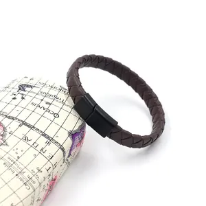 Gros plan d'un bracelet en cuir tressé marron avec fermoir magnétique en métal noir mat