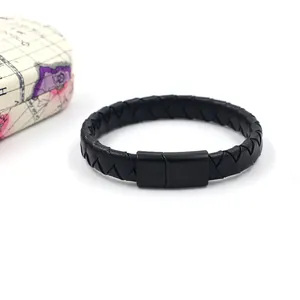 Détail d'un bracelet en cuir tressé noir avec fermoir magnétique noir mat pour homme