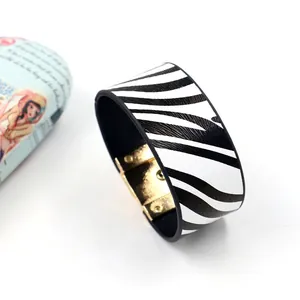 Modieuze zebraprint PU-lederen brede armband met gepolijste gouden magneetsluiting