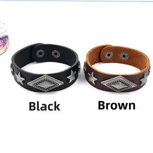 Detalle de pulseras de cuero negro y marrón con remaches de metal de estrella y rombo