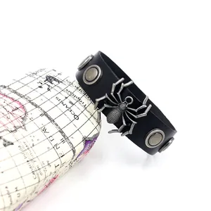 Bracelet punk large en cuir noir avec breloque araignée et rivets argentés pour hommes