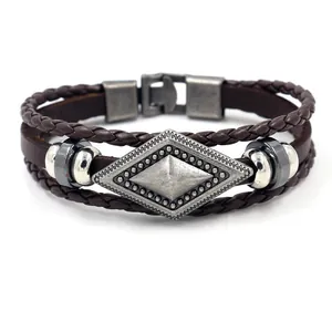 Gevlochten bruine leren herenarmband met meerdere lagen en een zilveren ruitvormige plaat