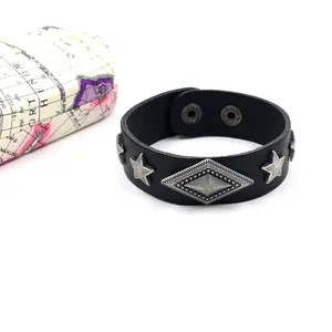 Detalle macro de la pulsera punk de cuero para hombre con tachuelas romboidales de plata