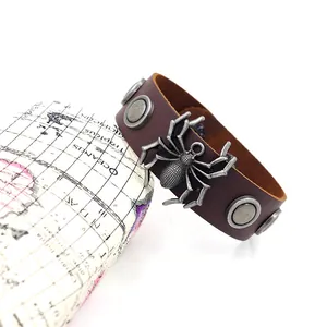 Bracelet punk en cuir marron avec une araignée en métal vintage et des rivets