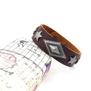 Pulsera punk hip-hop de hombre en cuero marrón con estrellas y remaches geométricos