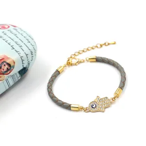 Bracelet en cuir tressé avec main de Fatma et œil maléfique sur boîte décorative