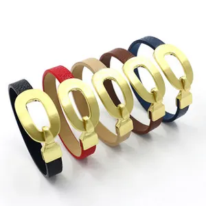 Dettaglio di bracciali in pelle in cinque colori con fibbie ovali in metallo dorato opaco