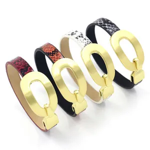 Dettaglio di quattro bracciali in pelle di serpente con fibbie ovali in metallo opaco