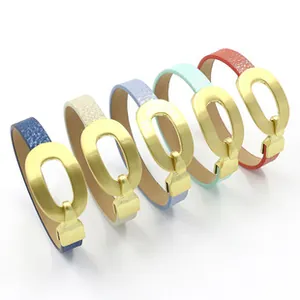 Cinque bracciali in pelle con fibbie ovali dorate in blu, crema, menta e arancione