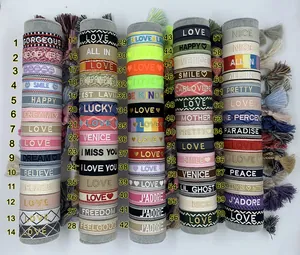 Set mit 70 farbenfrohen bestickten Boho-Armbändern mit Quasten und verschiedenen Schriftzügen