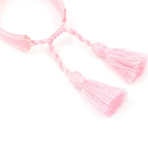 Bracciale dell'amicizia intrecciato a mano rosa chiaro con nappe regolabili e ricami chic