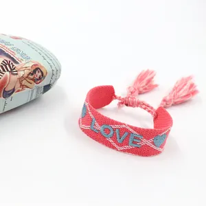 Braccialetto dell'amicizia intrecciato rosa con ricamo LOVE blu e nappe bicolore