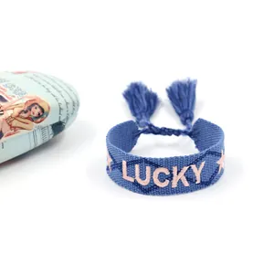 Bracciale dell'amicizia boho blu intrecciato con ricamo Lucky rosa e dettagli frange