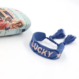 Bracciale dell'amicizia intrecciato blu e rosa con ricamo LUCKY e nappe etnico