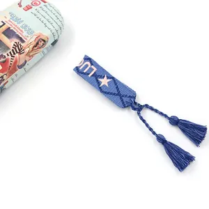 Braccialetto dell'amicizia intrecciato a mano blu con ricamo Lucky e nappe a frangia