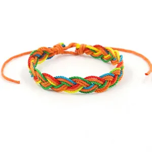 Detaillierte Makroansicht des handgefertigten Regenbogen-Armbands mit bunten Kordeln