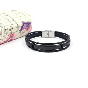 Bracciale multistrato in pelle nera da uomo con inserto centrale in metallo opaco