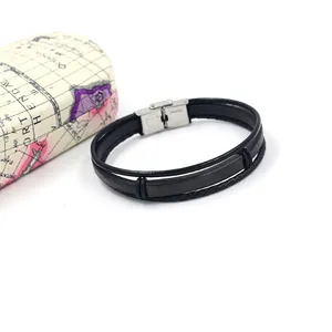 Bracciale multistrato in pelle nera da uomo con barra in metallo opaco e chiusura argento