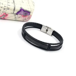 Dettaglio di un bracciale multistrato in pelle nera da uomo con piastra metallica