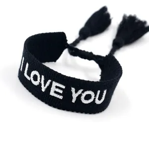 Pulsera tejida negra con bordado I LOVE YOU y cordón de muñeca con borlas