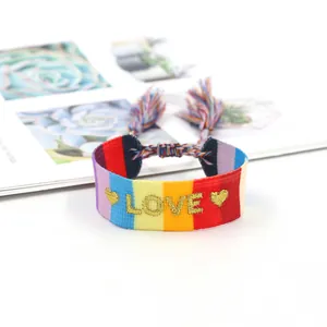 Regenbogen gewebtes Freundschaftsarmband mit goldener LOVE Stickerei und Quasten